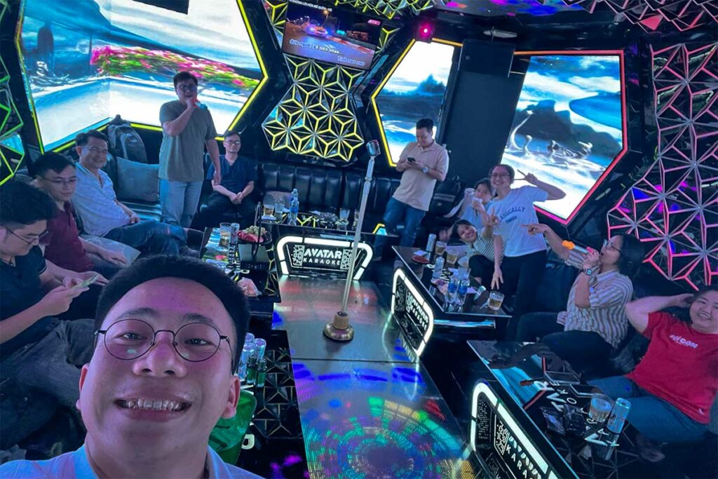Groep vrienden zingt karaoke in een moderne KTV-karaokekamer in Vietnam, populair bij locals voor privé karaoke-avonden