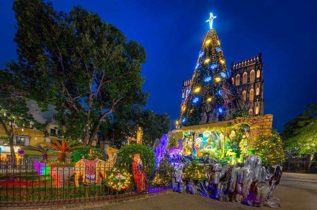 Grote kerstboom met verlichting bij de St Joseph kathedraal in Hanoi tijdens de kerstvakantie in Vietnam