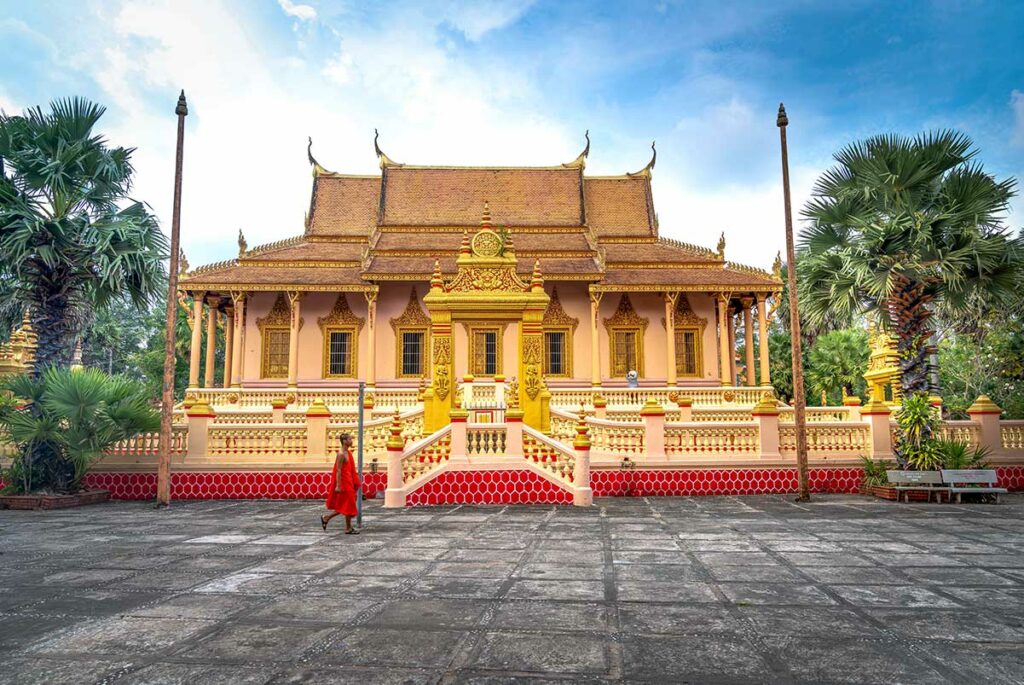 Khleang Pagoda in Soc Trang met traditionele Khmer architectuur en sierlijke gouden details