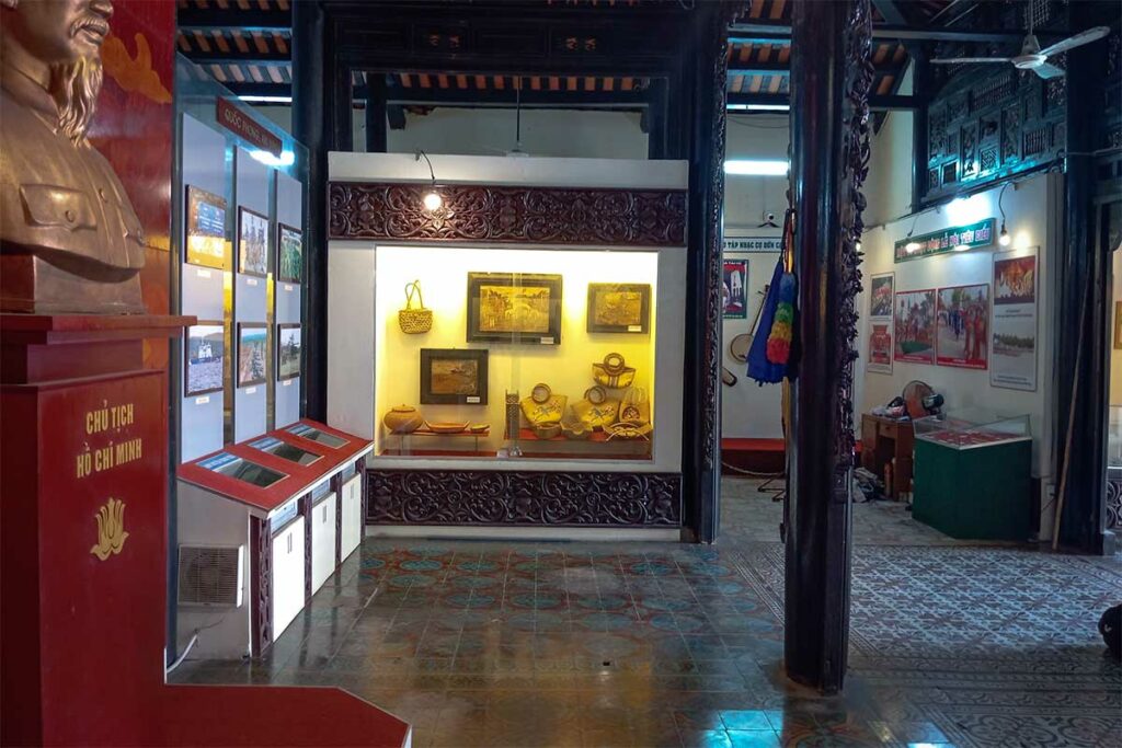 Tentoonstellingsruimte in het Kien Giang Museum in Rach Gia met historische objecten en informatiepanelen