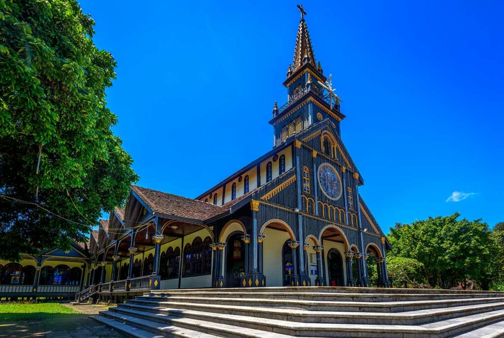 De houten kerk van Kon Tum, een bekend herkenningspunt in de Centrale Hooglanden langs de Ho Chi Minh Road.