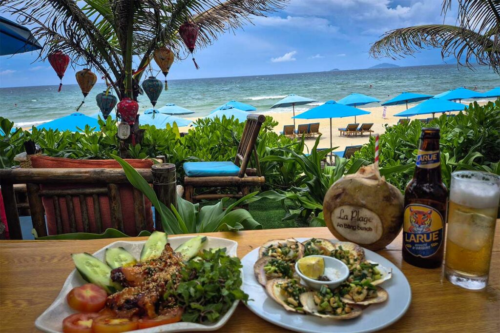 La Plage restaurant aan An Bang Beach in Hoi An met zeevruchten en uitzicht op het strand