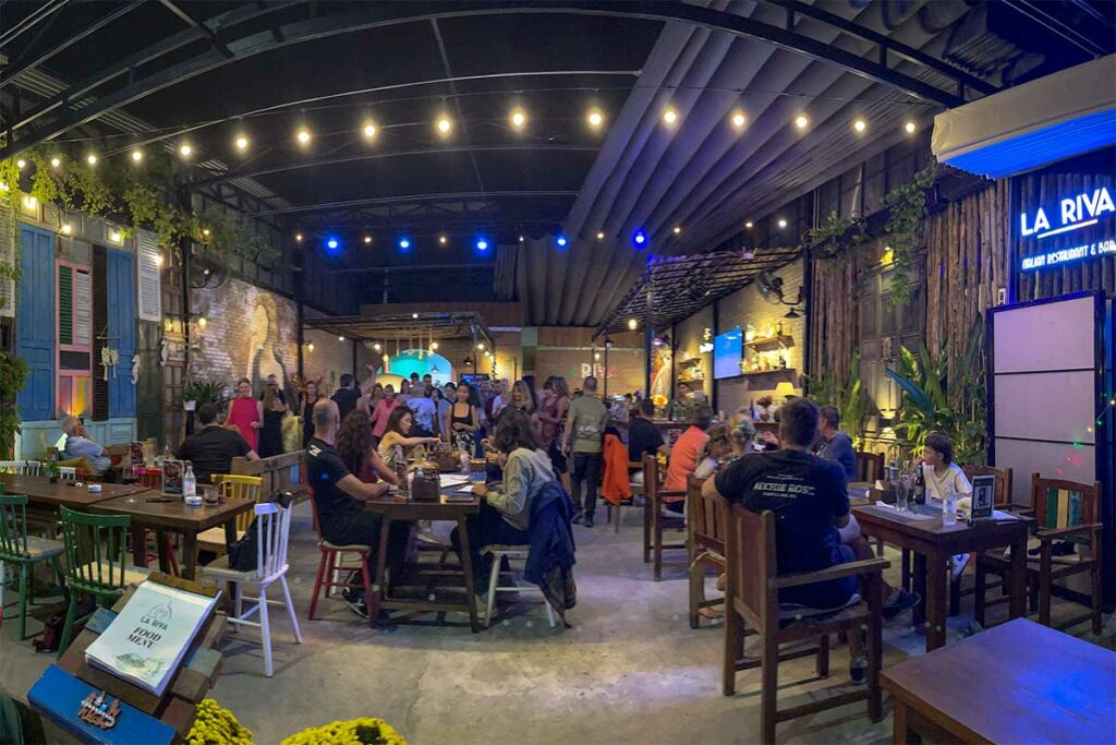 La Riva Italiaans restaurant bij An Bang Beach in Hoi An met open eetruimte en avondverlichting