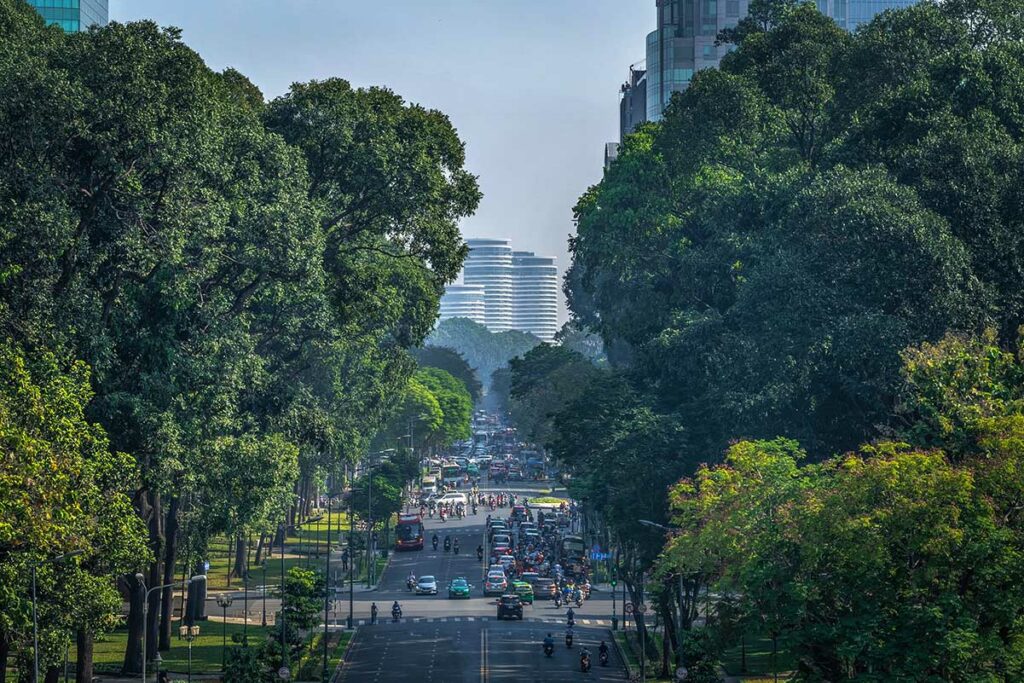 Le Duan Street in Ho Chi Minh City, een brede, met bomen omzoomde boulevard die is aangelegd volgens Franse stedenbouwkundige principes.