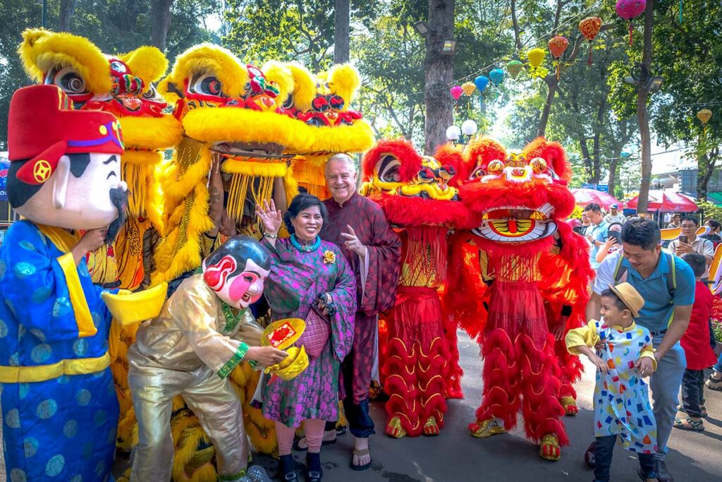 Leeuwendans tijdens Vietnamees Nieuwjaar Tet in Vietnam met kleurrijke kostuums en feestvierende menigte