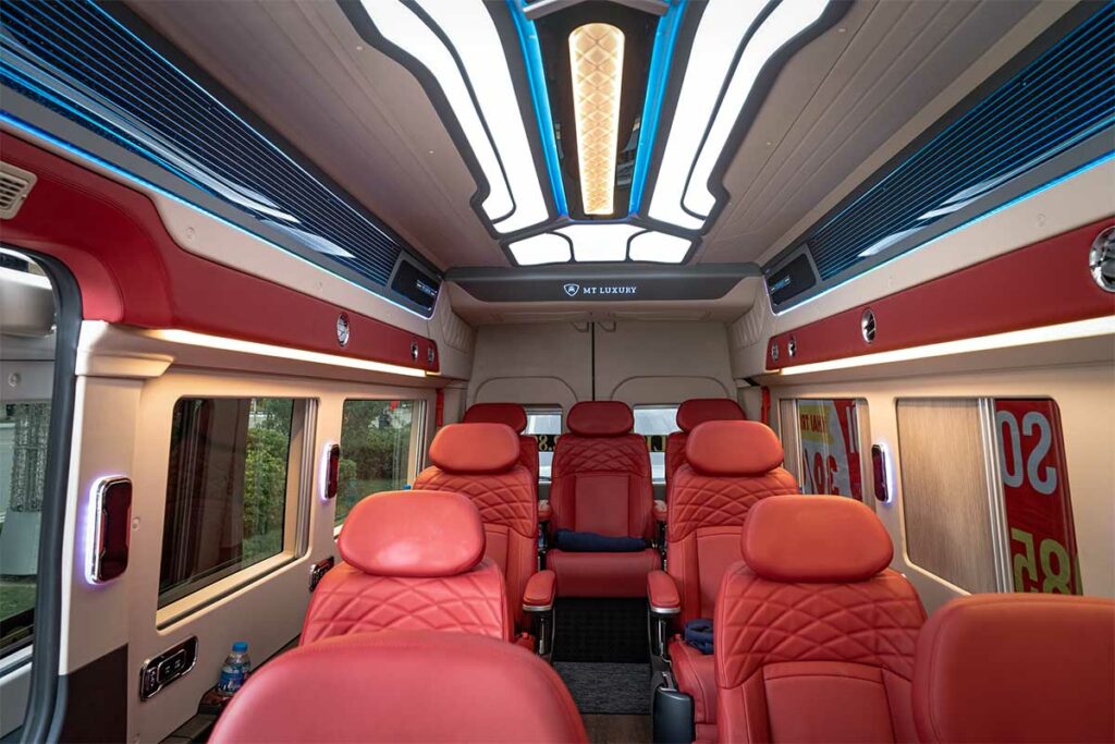 Interieur van een limousine van van Hanoi naar Cao Bang met brede, verstelbare stoelen, airconditioning en extra beenruimte, gebruikt voor comfortabele dagreizen tussen Hanoi en Cao Bang.