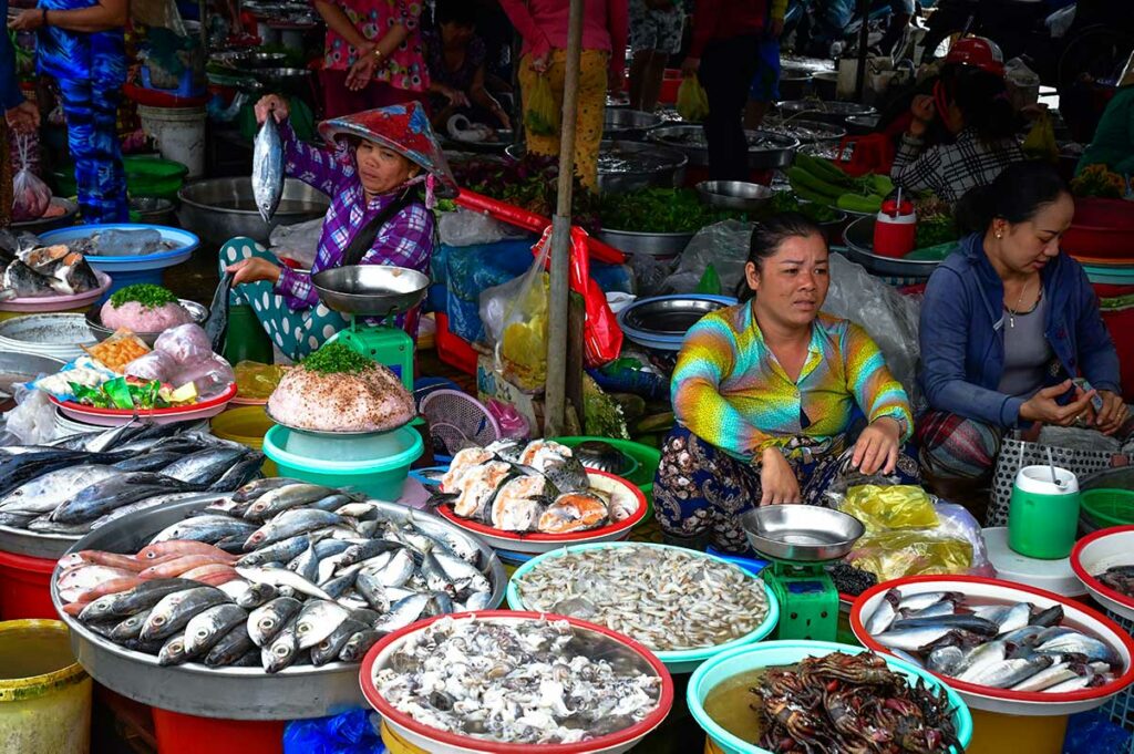 Lokale markt in Sa Dec Mekong Delta met verse vis zeevruchten en groenten