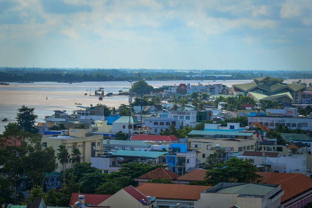 Uitzicht over Long Xuyen stad aan de Hau rivier in de Mekongdelta met huizen en water op de achtergrond