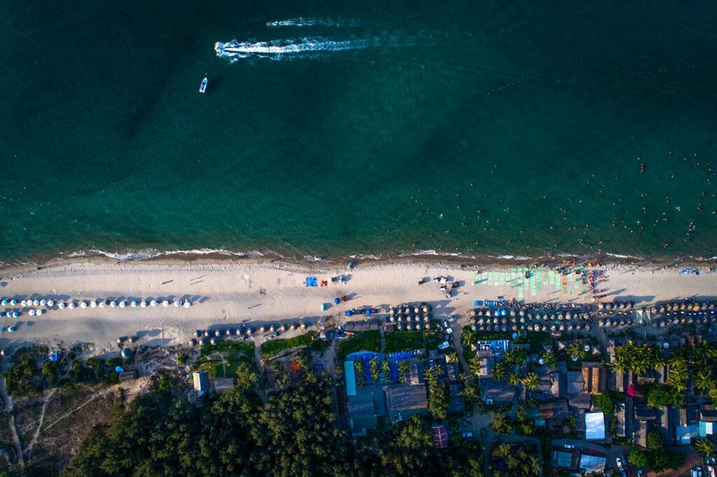 Luchtfoto van An Bang Beach bij Hoi An met strand, zee en strandbedden langs de kust