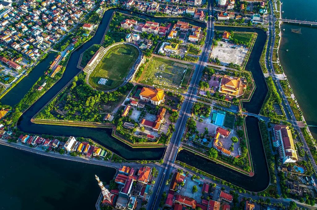 Luchtfoto van de stervormige Dong Hoi Citadel, met grachten en vestingmuren zichtbaar in het stadscentrum van Dong Hoi.