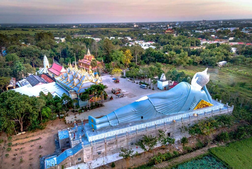 Luchtfoto van Som Rong Pagode in Soc Trang met liggende Boeddha en kleurrijk tempelcomplex tussen bomen
