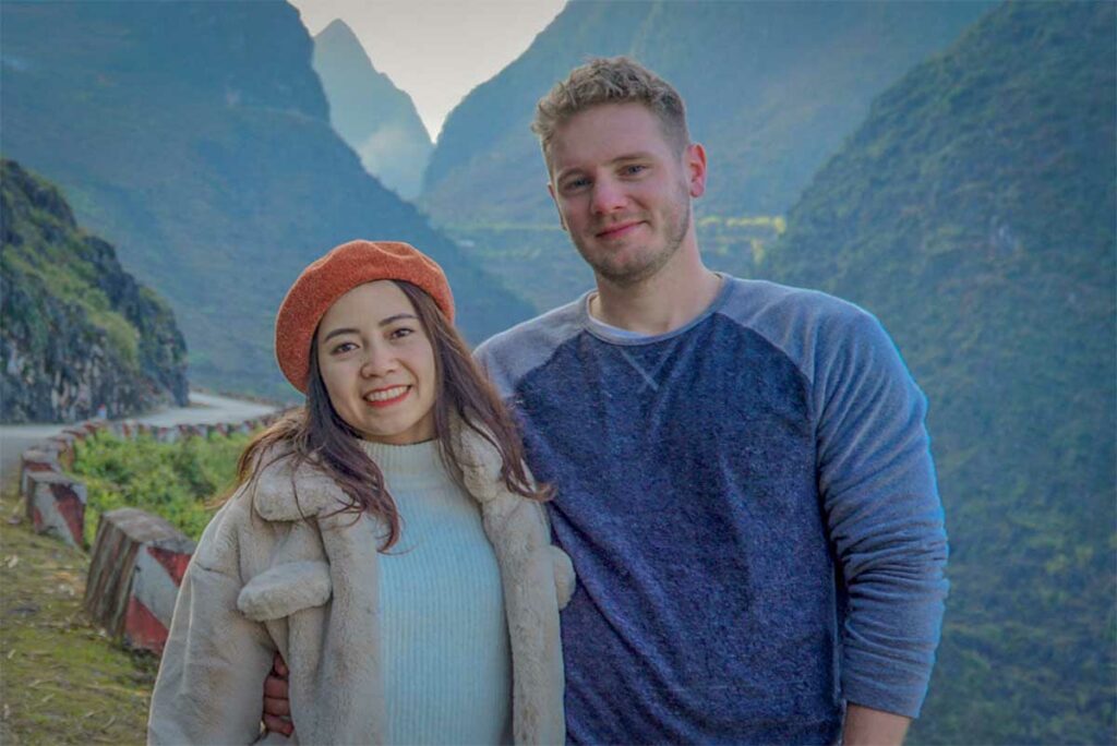 Marnick en Nhung eigenaren van Local Vietnam en wonend in Vietnam staan in Ha Giang