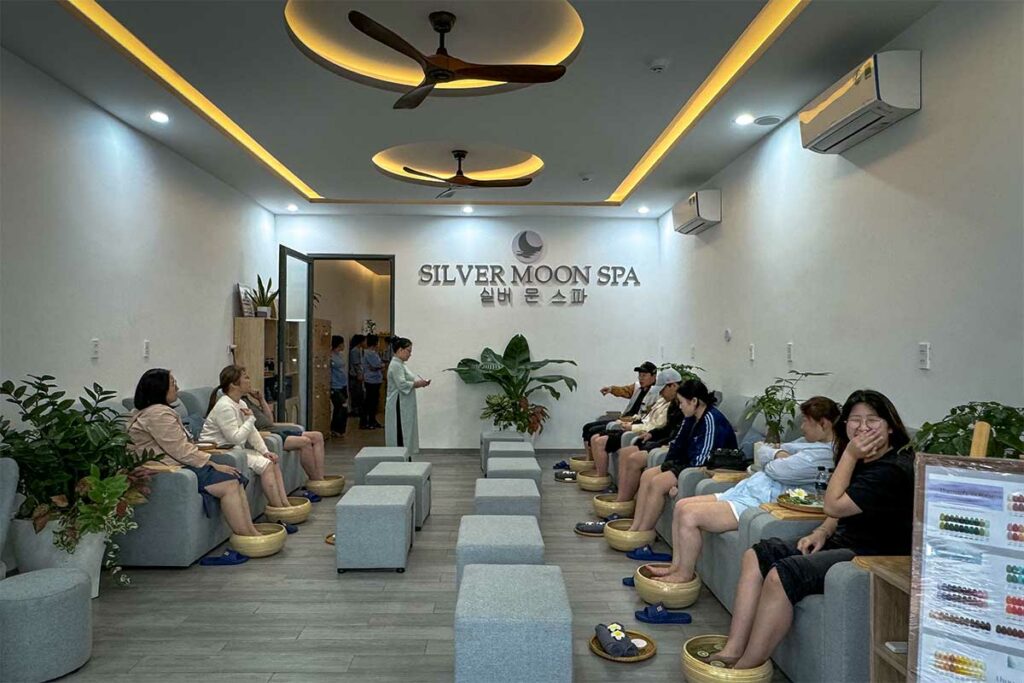 Voetmassage in spa bij An Bang Beach in Hoi An met gasten zittend in relaxruimte