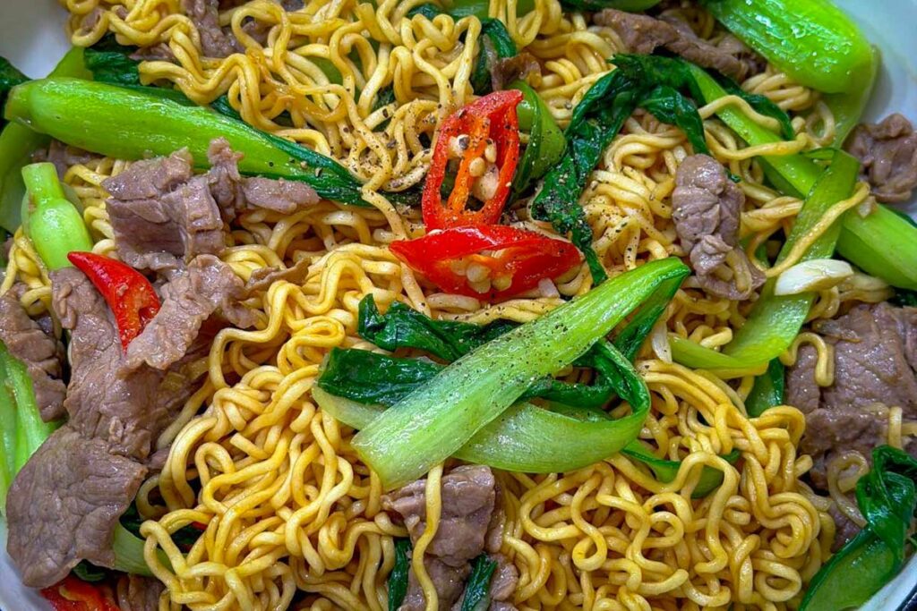 Gebakken Vietnamese noedels (mì xào) met rundvlees, groene groenten en rode chili, een veelvoorkomend noedelgerecht in Vietnam
