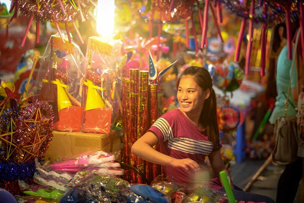 Verkoopkraam met speelgoed en lantaarns tijdens het Mid-Autumn Festival in Vietnam, gericht op kinderen en families die Tết Trung Thu vieren.