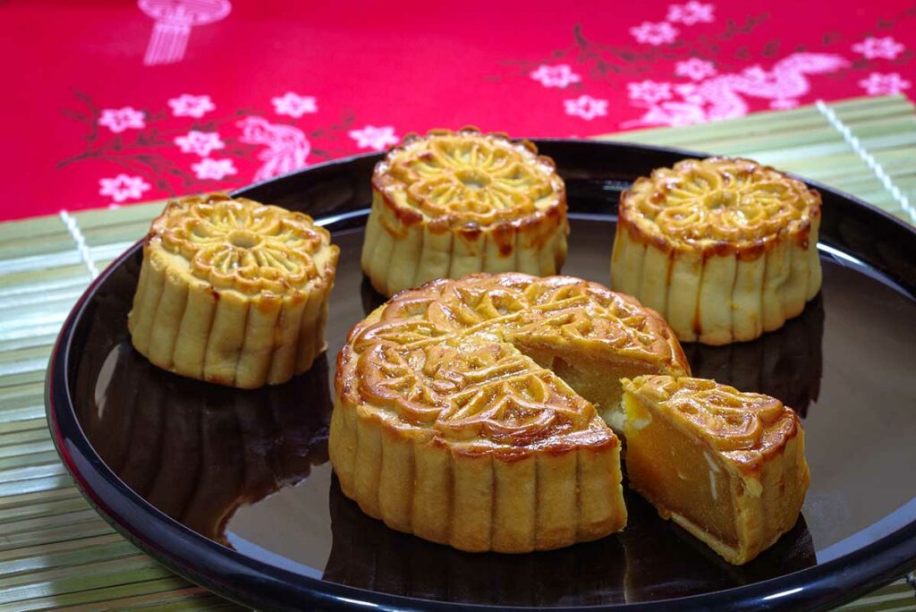 Vietnamese mooncakes op een schaal, traditioneel gegeten tijdens het Mid-Autumn Festival (Tết Trung Thu) en symbool voor familie en samenzijn.