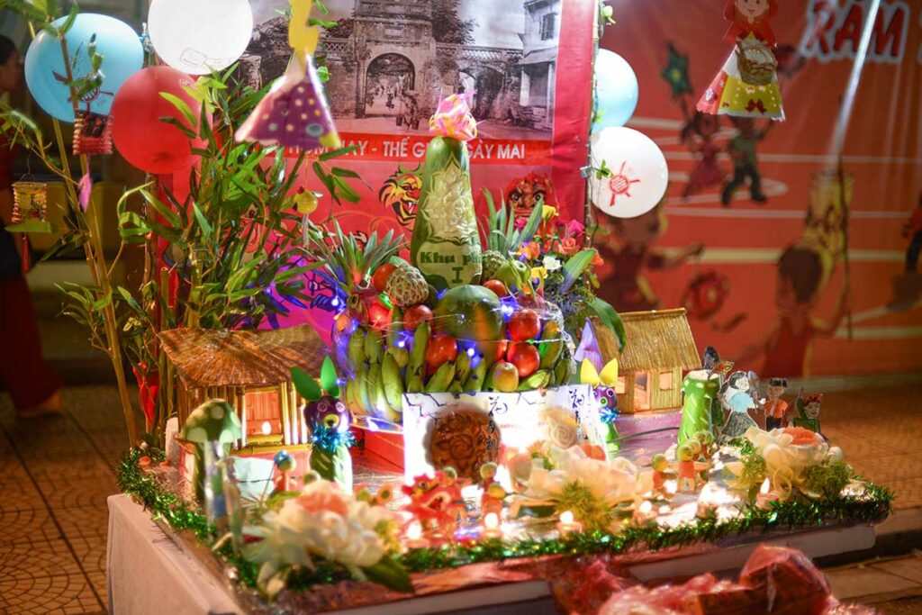 Traditioneel offeraltaar met fruit en decoraties tijdens Tết Trung Thu in Vietnam, gebruikt voor maanverering tijdens het Mid-Autumn Festival.