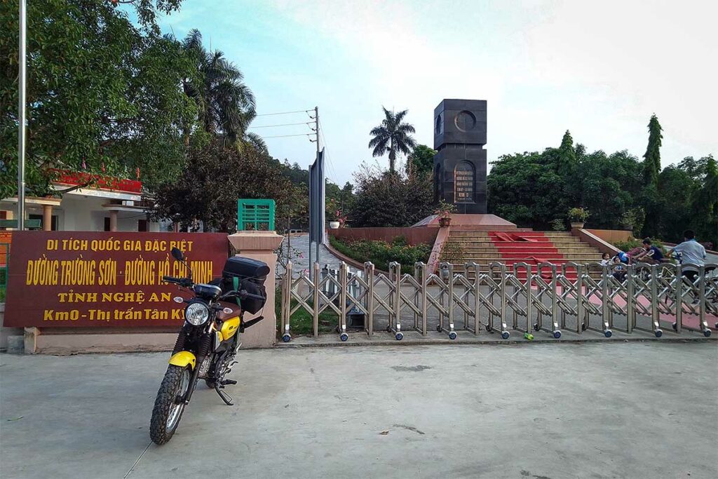 Kilometerpaal bij Tan Ky in Nghe An, het officiële startpunt van de historische Ho Chi Minh Trail in Noord-Vietnam.