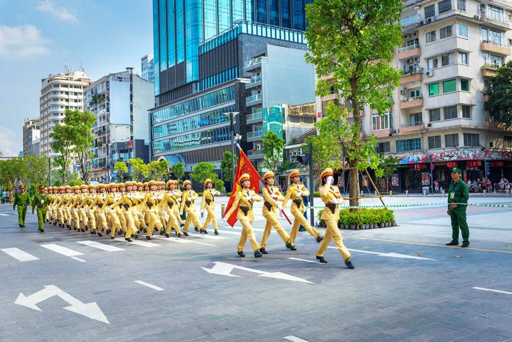 Officiële militaire parade in Ho Chi Minh City tijdens Reunification Day, met soldaten en nationale symbolen van Vietnam.