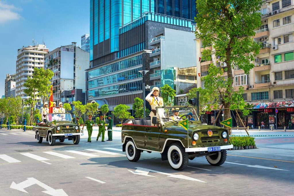 Militair eerbetoon met artillerie en ceremonieel personeel tijdens Reunification Day in Ho Chi Minh City, de Vietnamese Herenigingsdag.