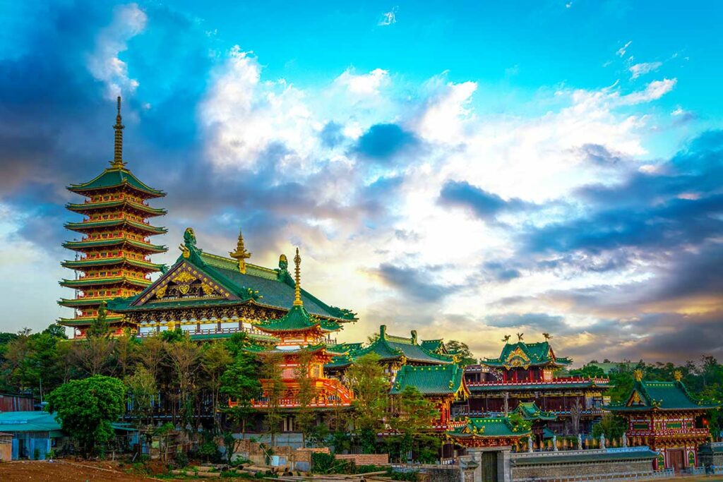 Thanh-pagode in Pleiku, een boeddhistische tempel met opvallende architectuur in de Centrale Hooglanden langs de Ho Chi Minh Road.