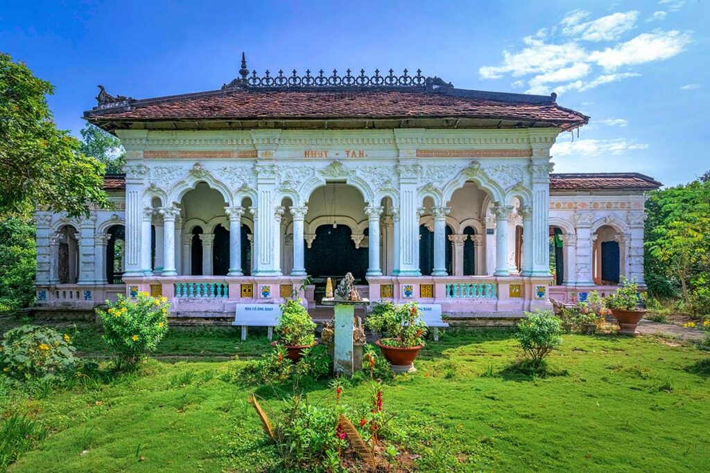 Historisch koloniaal huis van Mr Xoat in Cai Be Mekong Delta met sierlijke gevel en tropische tuin