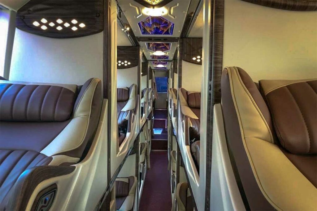 Binnenkant van een VIP sleeper bus van Hanoi naar Cao Bang met ligplaatsen in cabines, smalle gangpaden en sfeerverlichting, geschikt voor nachtelijk vervoer op lange afstanden.