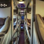 Binnenkant van een VIP sleeper bus van Hanoi naar Cao Bang met ligplaatsen in cabines, smalle gangpaden en sfeerverlichting, geschikt voor nachtelijk vervoer op lange afstanden.