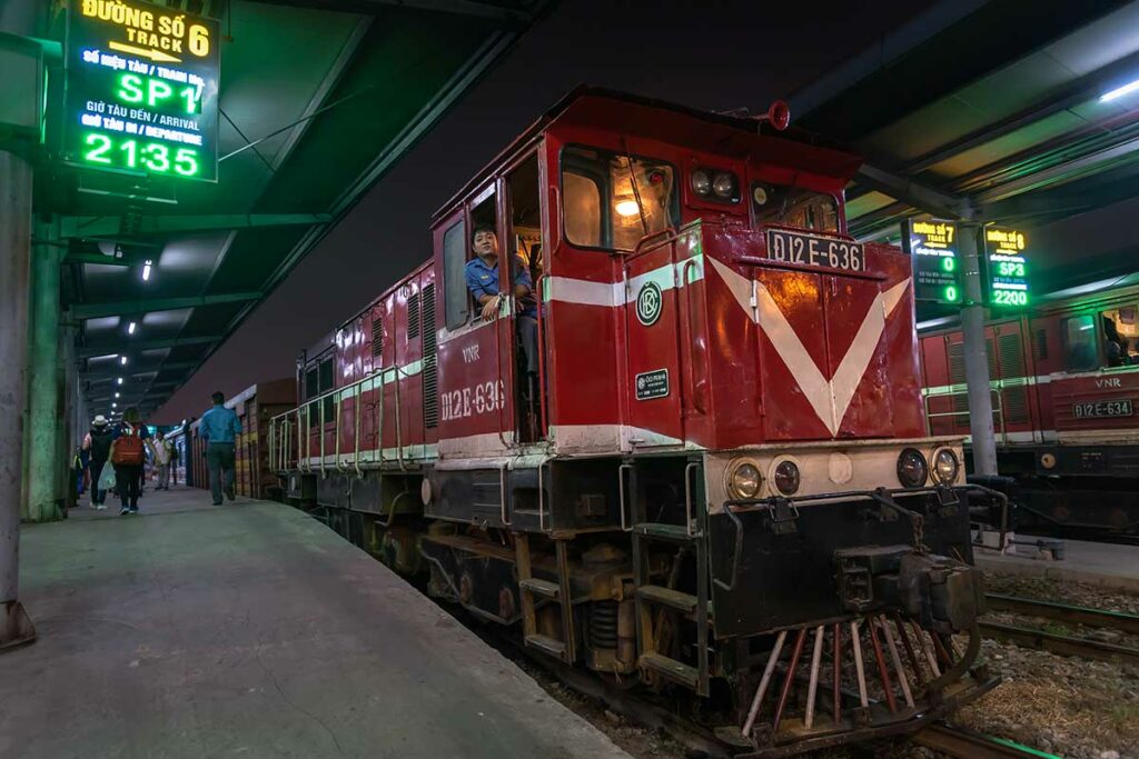 Rode locomotief van de Vietnamese nachttrein op station in Hanoi in de avond