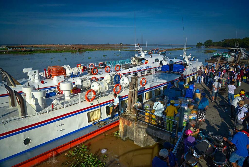 Passagiers stappen aan boord van de speed ferry naar Nam Du in de haven van Rach Gia