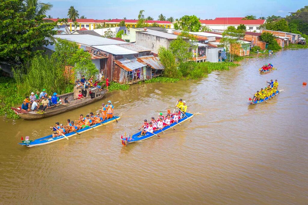 Ghe Ngo bootrace tijdens Ok Om Bok festival in Soc Trang met lange smalle boten en roeiers op rivier
