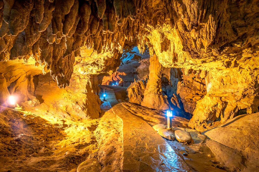Verlicht wandelpad door Nguom Ngao Cave nabij Ban Gioc Waterfall in Cao Bang