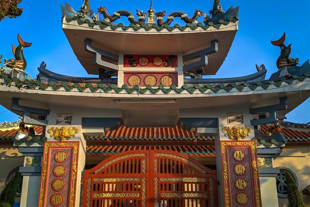 Toegangspoort van de Nguyen Trung Truc tempel in Rach Gia met traditionele Vietnamese architectuur