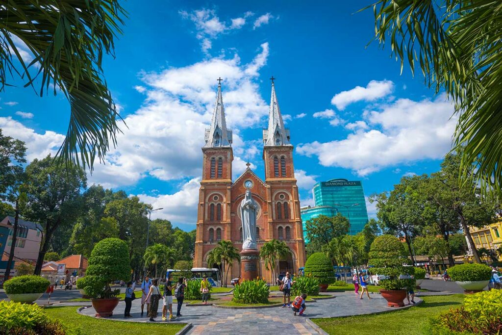 Notre-Dame Cathedral in Ho Chi Minh City, een iconische kerk uit de Franse koloniale tijd, gebouwd met materialen die uit Frankrijk zijn geïmporteerd.
