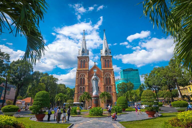 Notre-Dame Cathedral in Ho Chi Minh City, een iconische kerk uit de Franse koloniale tijd, gebouwd met materialen die uit Frankrijk zijn geïmporteerd.