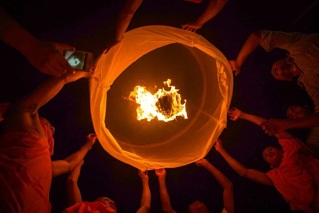 Deelnemers laten een brandende lantaarn opstijgen tijdens het Ok Om Bok-festival in Tra Vinh, een traditioneel Khmer maanfeest