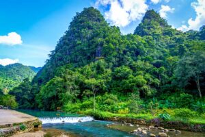 Karstbergen en groene natuur rond Pac Bo in Cao Bang, het afgelegen grensgebied waar Ho Chi Minh in 1941 Vietnam binnentrok