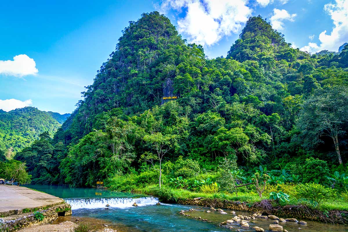 Karstbergen en groene natuur rond Pac Bo in Cao Bang, het afgelegen grensgebied waar Ho Chi Minh in 1941 Vietnam binnentrok