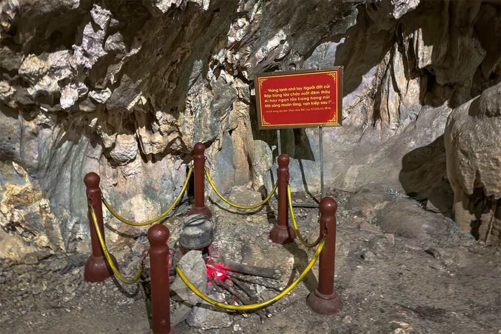 Vuurplaats in Coc Bo Cave bij Pac Bo in Cao Bang, waar Ho Chi Minh kookte en zich warm hield tijdens zijn verblijf