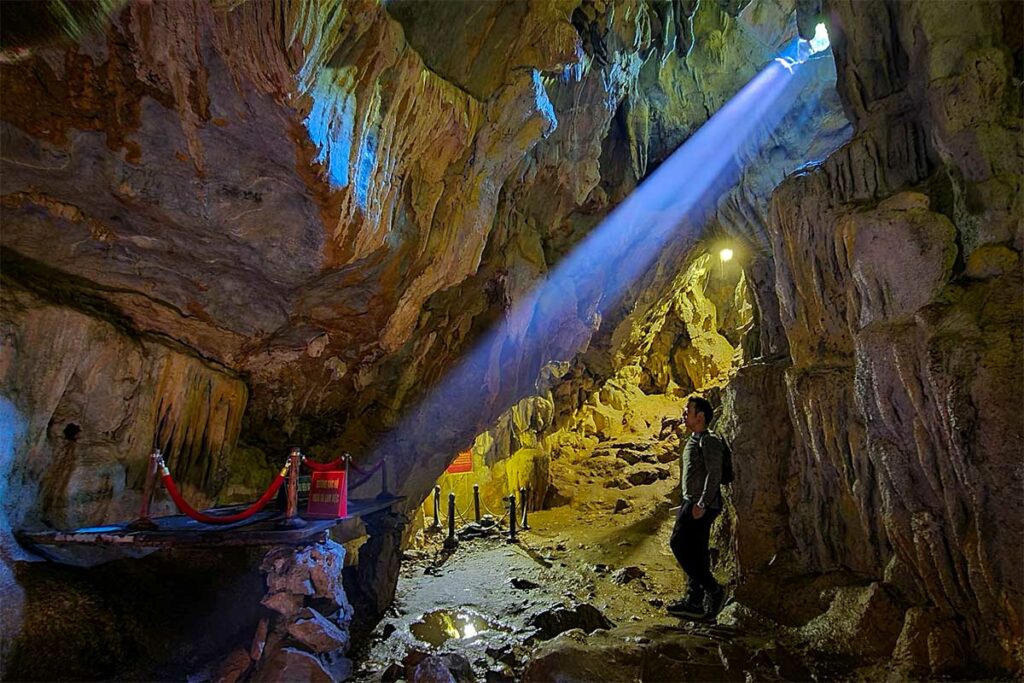 Binnenkant van Coc Bo Cave in Pac Bo met invallend zonlicht, de grot waar Ho Chi Minh woonde en werkte tussen 1941 en 1945