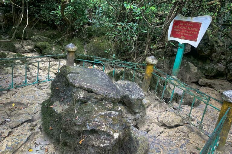 Stenen tafel bij Pac Bo in Cao Bang waar Ho Chi Minh tussen 1941 en 1945 buiten werkte en schreef, omringd door jungle en rotsen