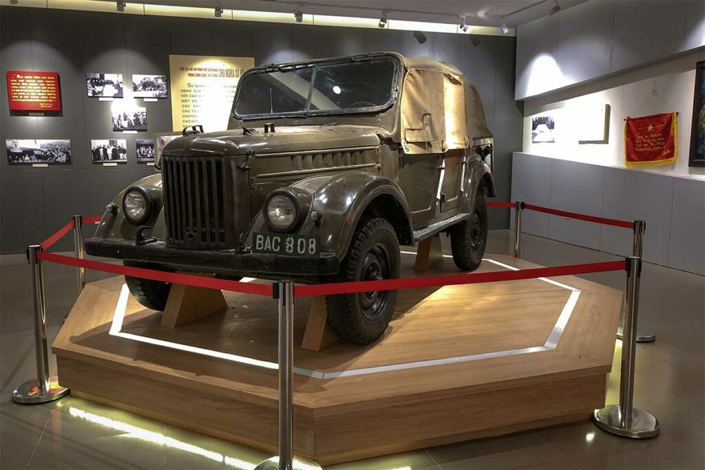 Historisch militair voertuig tentoongesteld in het Pac Bo Museum in Cao Bang, onderdeel van de revolutiegeschiedenis van Vietnam
