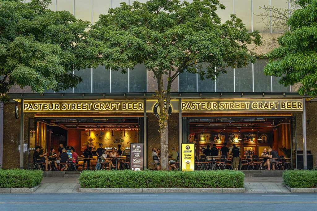 Pasteur Street Craft Beer taproom in Ho Chi Minh City met terras en bezoekers die Vietnamese craft beer drinken in de avond