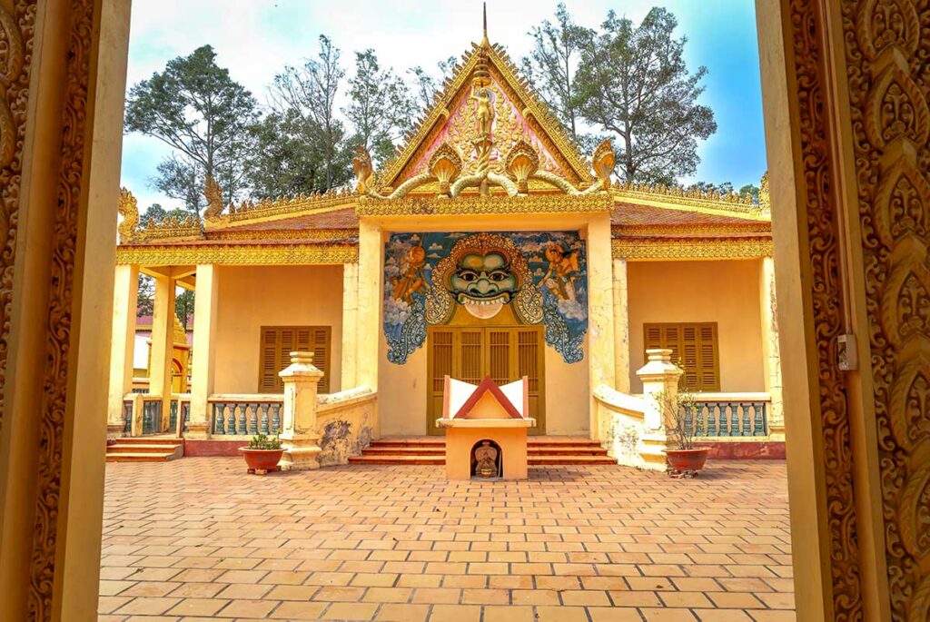 Gevel van Phat Lon Pagoda in Rach Gia met gouden Khmer-architectuur en sierlijke details