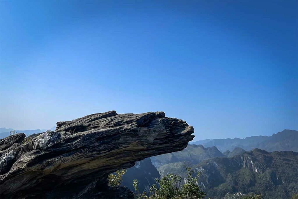 De Hanging Rock in Phia Oac National Park, een opvallende rotsformatie die uitsteekt boven het berglandschap en uitzicht biedt over de heuvels van Cao Bang.