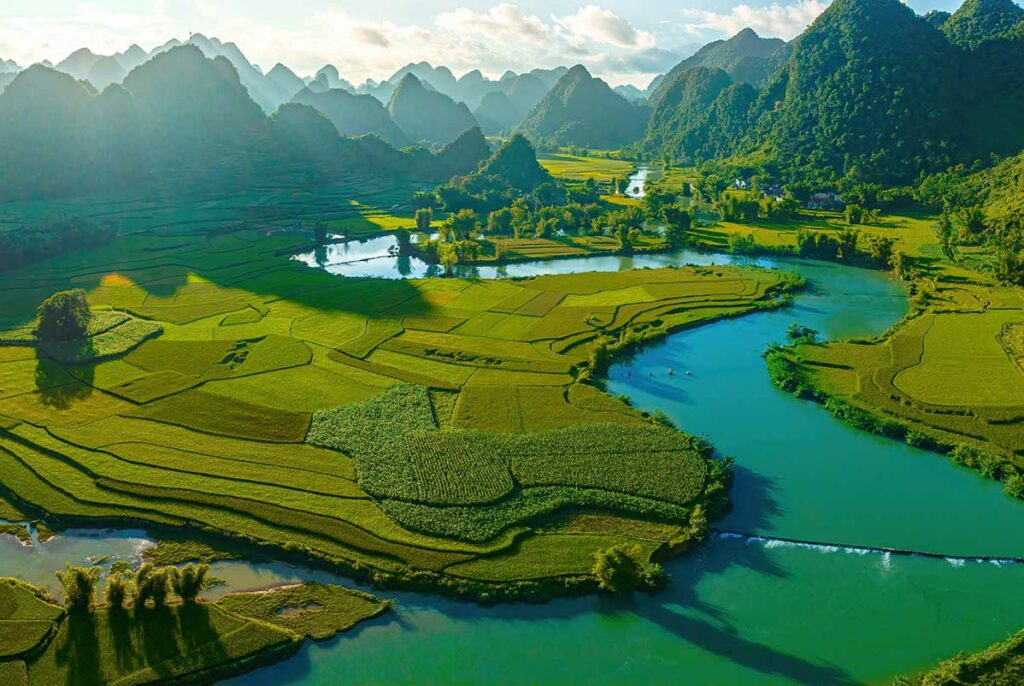 Groen landschap van Phong Nam Valley met rivierarmen, rijstvelden en junglebedekte bergen in Cao Bang