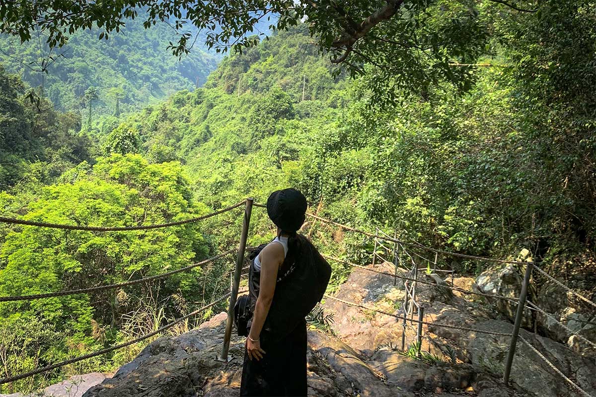 Uitzichtpunt langs het junglepad in de Phong Nha Botanic Garden, met zicht op dicht begroeide heuvels van Phong Nha Nationaal Park