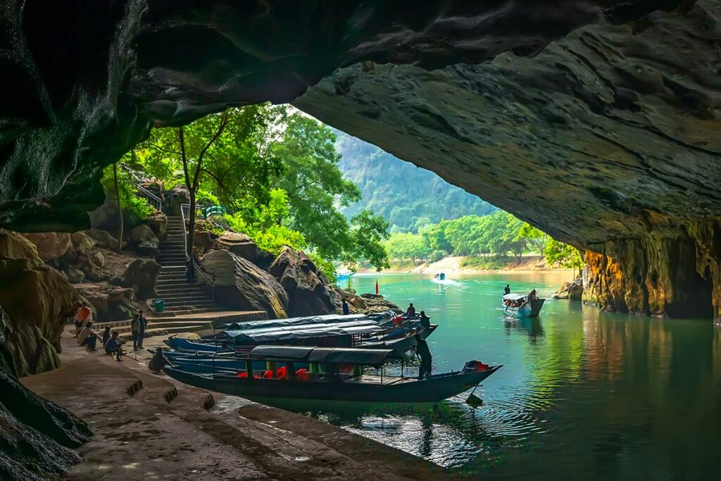 Boten bij de ingang van Phong Nha Cave, waar bezoekers per boot de grot binnenvaren vanuit Son Trach in Phong Nha National Park.