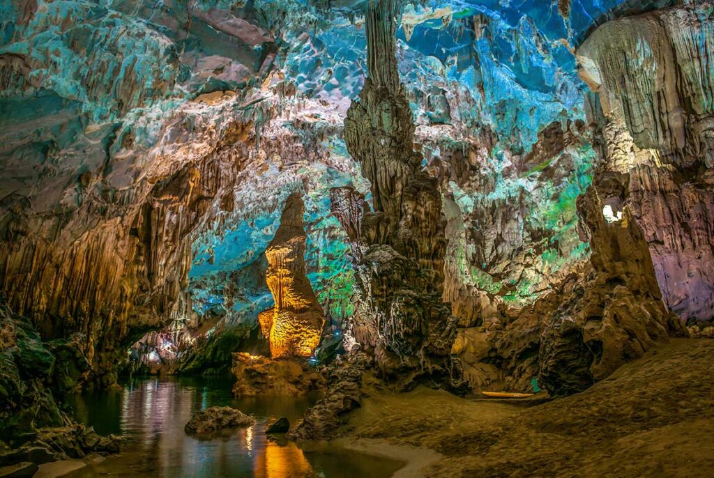 Indrukwekkende stalactieten en stalagmieten in Phong Nha Cave, zichtbaar tijdens het lopende gedeelte van het grotbezoek.