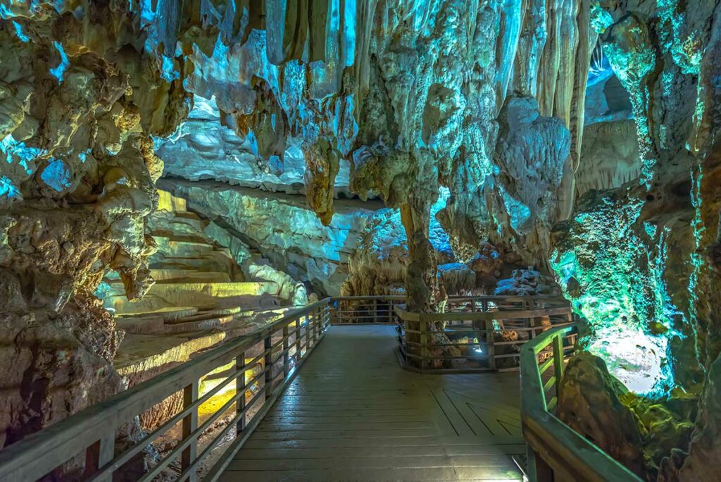 Houten wandelpad in Phong Nha Cave langs stalactieten en stalagmieten, het gedeelte van de grot dat je te voet verkent.